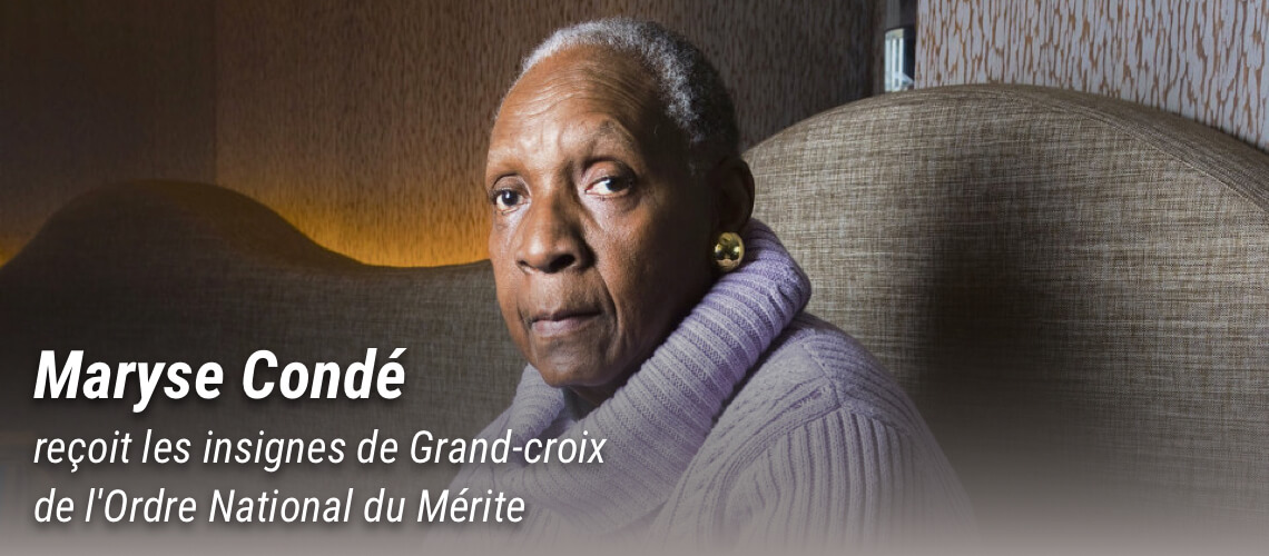 Maryse Condé reçoit les insignes de Grand-croix de l'Ordre National du Mérite